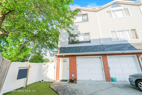 Photo of 31 Charles Place, Staten Island, NY 10303 (MLS # 2504154)