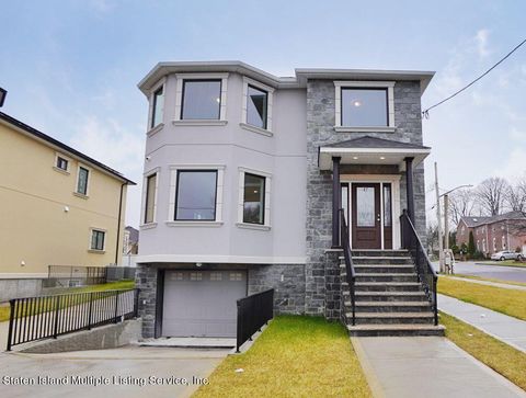 Photo of 47 Andrews Avenue, Staten Island, NY 10306 (MLS # 1151216)