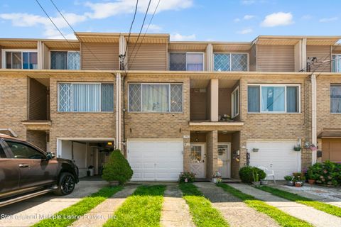 Photo of 136 Hett Avenue, Staten Island, NY 10306 (MLS # 1164968)