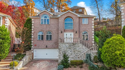 Photo of 42 Michael Loop, Staten Island, NY 10301 (MLS # 2406468)