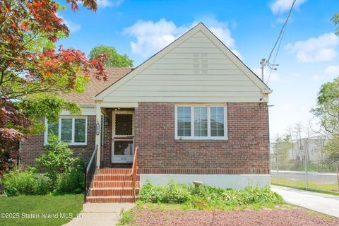 Photo of 4070 Victory Boulevard, Staten Island, NY 10314 (MLS # 2503405)