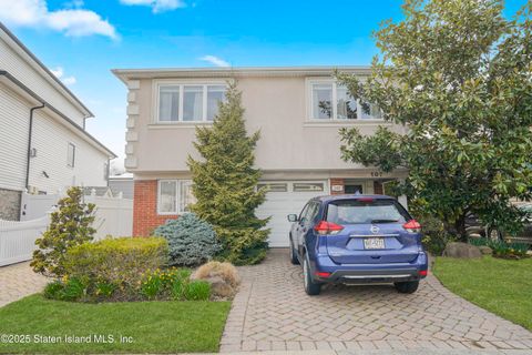 Photo of 107 Dawson Circle, Staten Island, NY 10314 (MLS # 2502106)