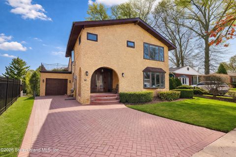 Photo of 42 Radcliff Road, Staten Island, NY 10305 (MLS # 2601627)