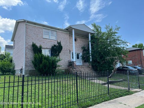 Photo of 106 Wieland Avenue, Staten Island, NY 10309 (MLS # 2404151)