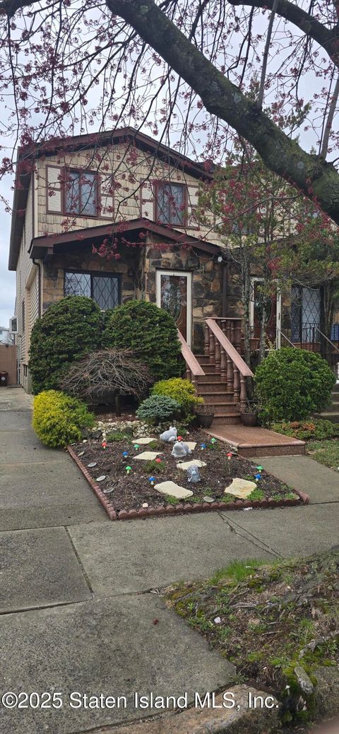 Photo of 180 Travis Avenue, Staten Island, NY 10314 (MLS # 2501702)