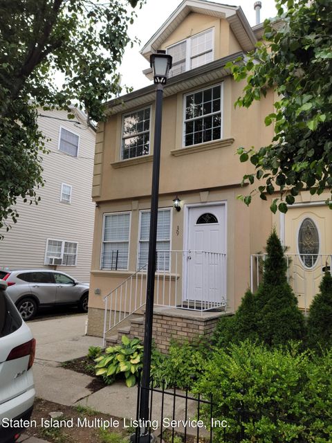 Photo of 39 Rumpler Court, Staten Island, NY 10302 (MLS # 1162471)
