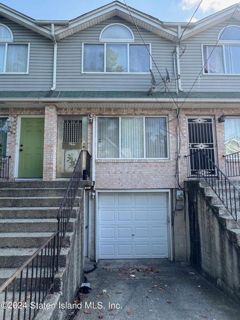Photo of 299 Harbor Road, Staten Island, NY 10303 (MLS # 2405366)