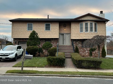 Photo of 190 Parkwood Avenue, Staten Island, NY 10309 (MLS # 2507026)