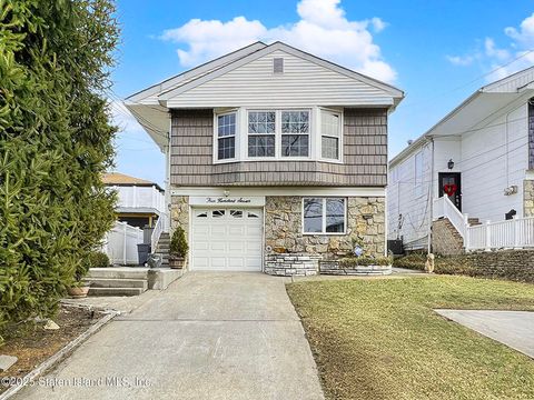 Photo of 407 Mountainview Avenue, Staten Island, NY 10314 (MLS # 2500596)