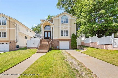 Photo of 168 Jefferson Boulevard, Staten Island, NY 10312 (MLS # 1165089)
