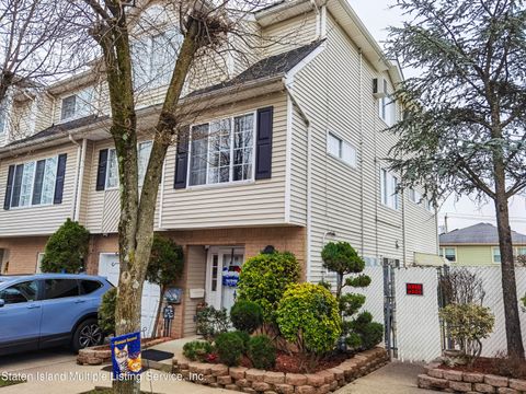 Photo of 18 Hemlock Lane, Staten Island, NY 10309 (MLS # 1160335)