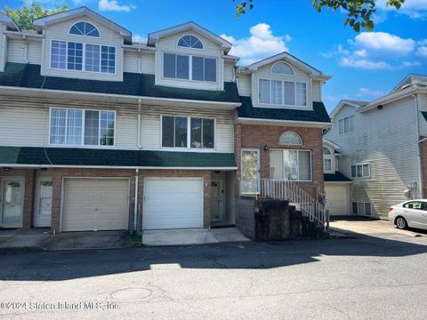 Photo of 27 Woodcutters Lane, Staten Island, NY 10306 (MLS # 2402932)