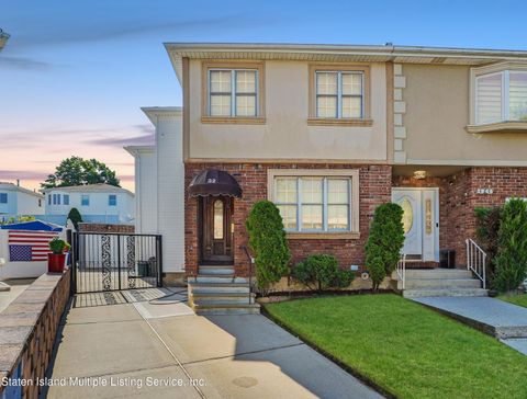 Photo of 32 Poi Court, Staten Island, NY 10314 (MLS # 1163461)