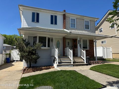 Photo of 100 Gold Avenue, Staten Island, NY 10312 (MLS # 2502438)