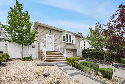 Photo of 785 Sheldon Avenue, Staten Island, NY 10309 (MLS # 1162805)
