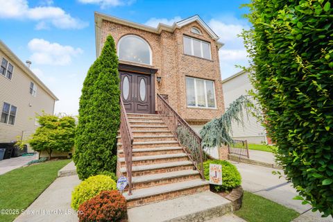 Photo of 24 Brookside Loop, Staten Island, NY 10309 (MLS # 2504365)