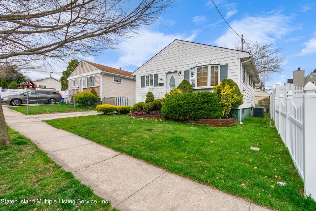 Photo of 54 Suffolk Avenue, Staten Island, NY 10314 (MLS # 2401910)