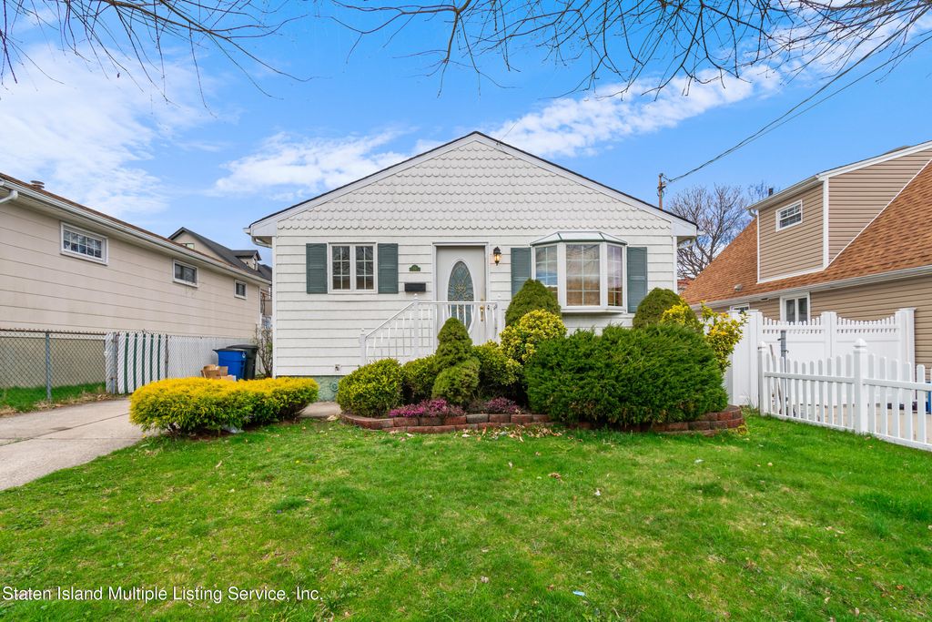 Photo of 54 Suffolk Avenue, Staten Island, NY 10314 (MLS # 2401910)