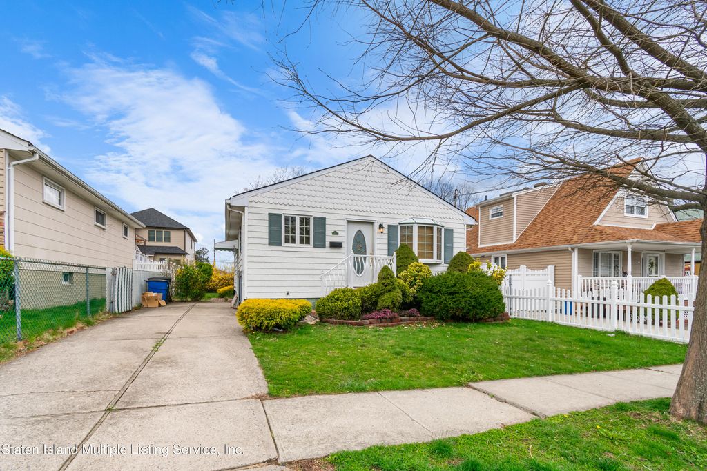 Photo of 54 Suffolk Avenue, Staten Island, NY 10314 (MLS # 2401910)