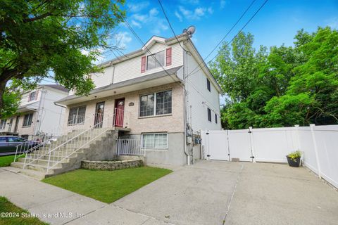 Photo of 38 Imperial Court, Staten Island, NY 10304 (MLS # 2403175)