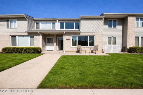 Photo of 695 Barlow Avenue, Staten Island, NY 10312 (MLS # 2601493)