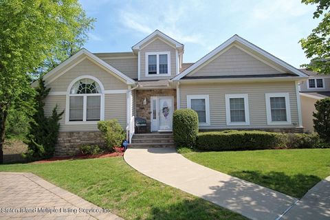 Photo of 60 Tiller Court, Staten Island, NY 10309 (MLS # 1161954)