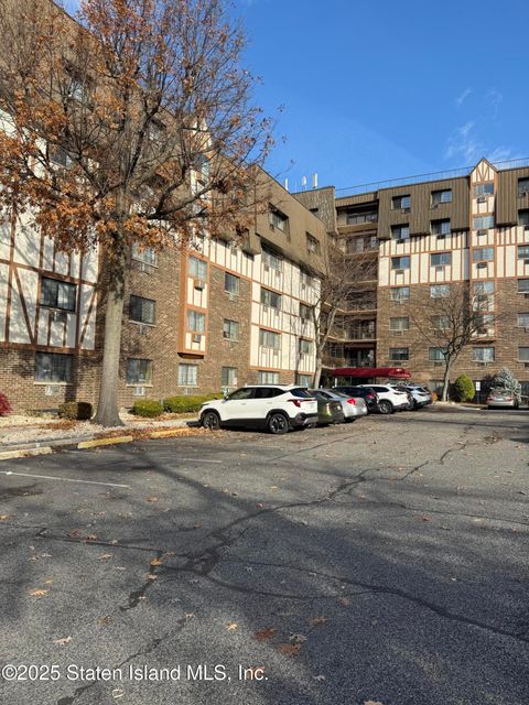 Photo of 2 Elmwood Park Drive #211, Staten Island, NY 10314 (MLS # 2506950)