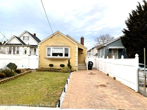 Photo of 252 Kensington Avenue, Staten Island, NY 10305 (MLS # 1160164)