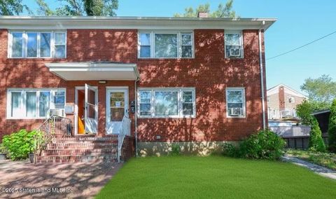 Photo of 11 Jerome Avenue, Staten Island, NY 10305 (MLS # 2506426)