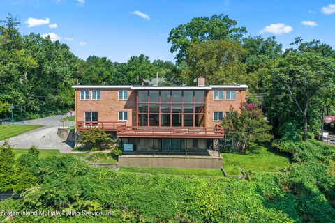 Photo of 58 Manor Court, Staten Island, NY 10306 (MLS # 1164203)