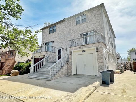Photo of 38 Croft Place, Staten Island, NY 10314 (MLS # 1162246)