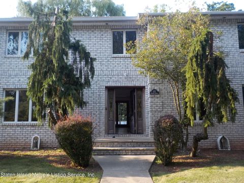 Photo of 123 Keating Street, Staten Island, NY 10309 (MLS # 1164118)