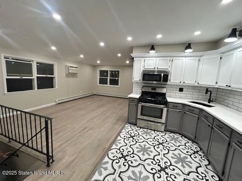 Photo of 341 Darlington Avenue, Staten Island, NY 10312 (MLS # 2500584)