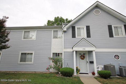 Photo of 840 Rossville Avenue, Staten Island, NY 10309 (MLS # 2405401)