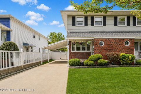 Photo of 23 Ramblewood Avenue, Staten Island, NY 10308 (MLS # 2602256)