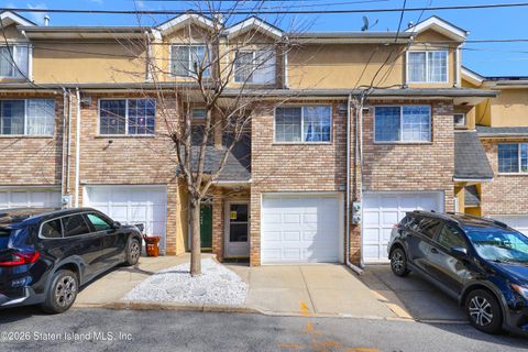Photo of 33 Savo Lane, Staten Island, NY 10305 (MLS # 2601402)