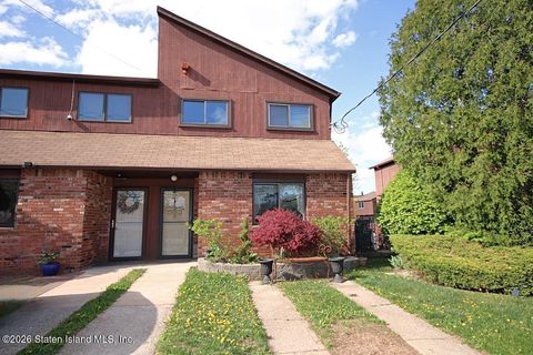 Photo of 951 W Fingerboard Road, Staten Island, NY 10304 (MLS # 2602168)