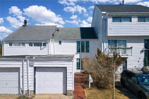 Photo of 31 Barclay Circle, Staten Island, NY 10312 (MLS # 2601218)