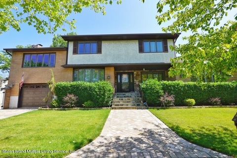 Photo of 290 Bennett Avenue, Staten Island, NY 10312 (MLS # 1163086)