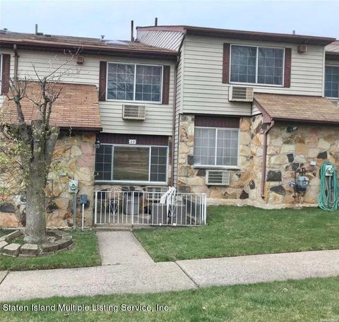 Photo of 22 Garth Court, Staten Island, NY 10306 (MLS # 1163474)