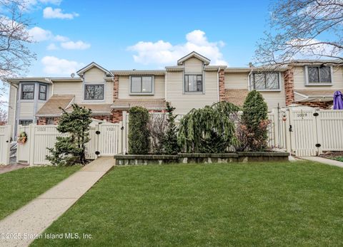 Photo of 1021 Rockland Avenue, Staten Island, NY 10314 (MLS # 2501945)