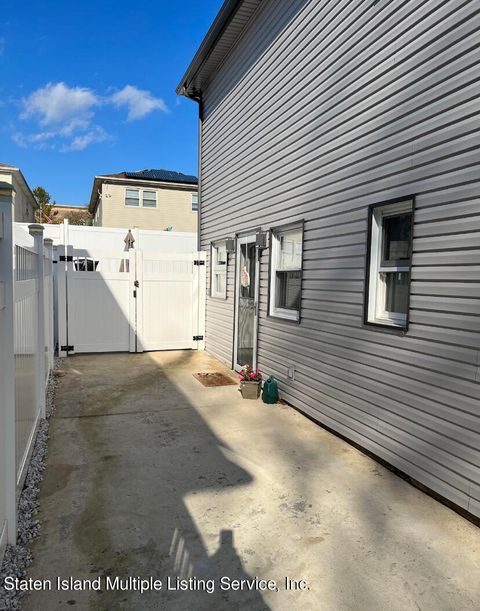 Photo of 15 Hank Place, Staten Island, NY 10309 (MLS # 1159236)