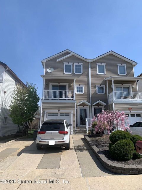 Photo of 631 Travis Avenue, Staten Island, NY 10314 (MLS # 2600499)
