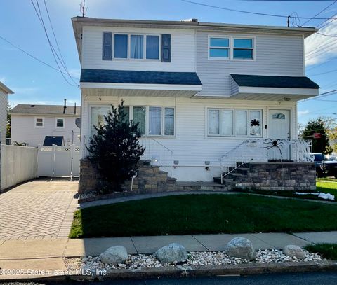 Photo of 4 Waterside Parkway, Staten Island, NY 10308 (MLS # 2600604)