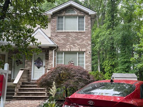 Photo of 194 Holten Avenue, Staten Island, NY 10309 (MLS # 1164085)