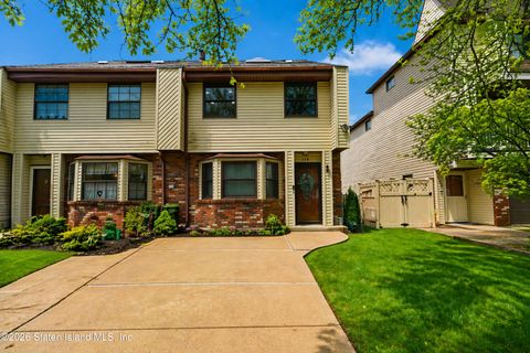 Photo of 176 Russek Drive, Staten Island, NY 10312 (MLS # 2602216)