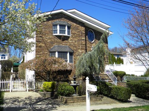 Photo of 135 Camden Avenue, Staten Island, NY 10309 (MLS # 1161292)