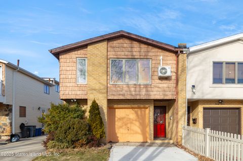 Photo of 29 Bowling Green Place, Staten Island, NY 10314 (MLS # 2500238)