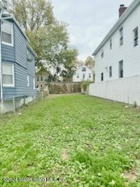 Photo of 334 Hillside Avenue, Staten Island, NY 10305 (MLS # 1165714)