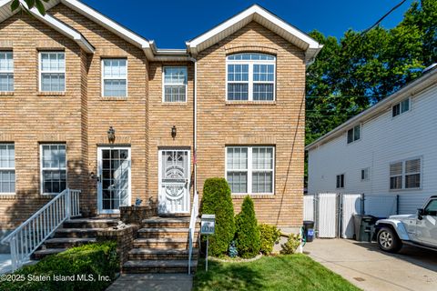 Photo of 132 S Railroad Avenue, Staten Island, NY 10305 (MLS # 2504731)